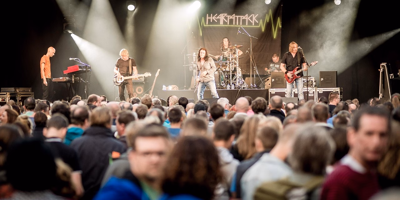 Bändin jäsenet ja kiertueen manageri vessassa ennen konserttia.