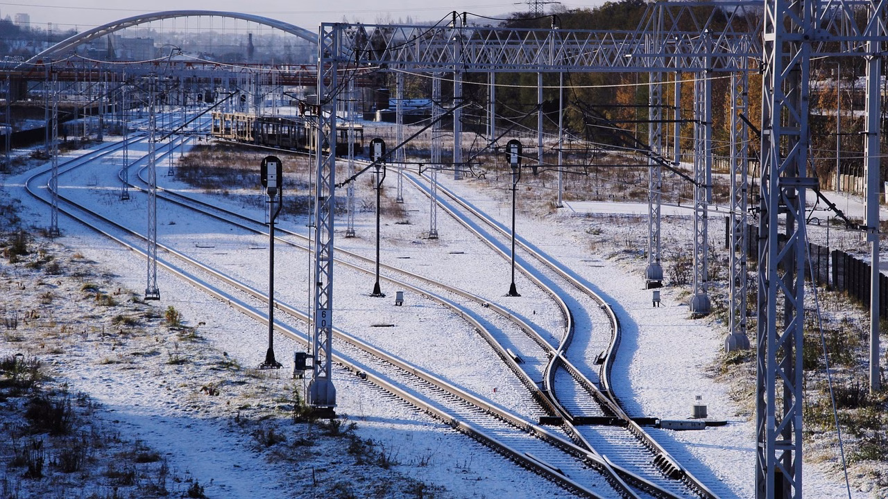 Odotustilojen orkesteri: julkisen liikenteen solmukohtien hauraus
