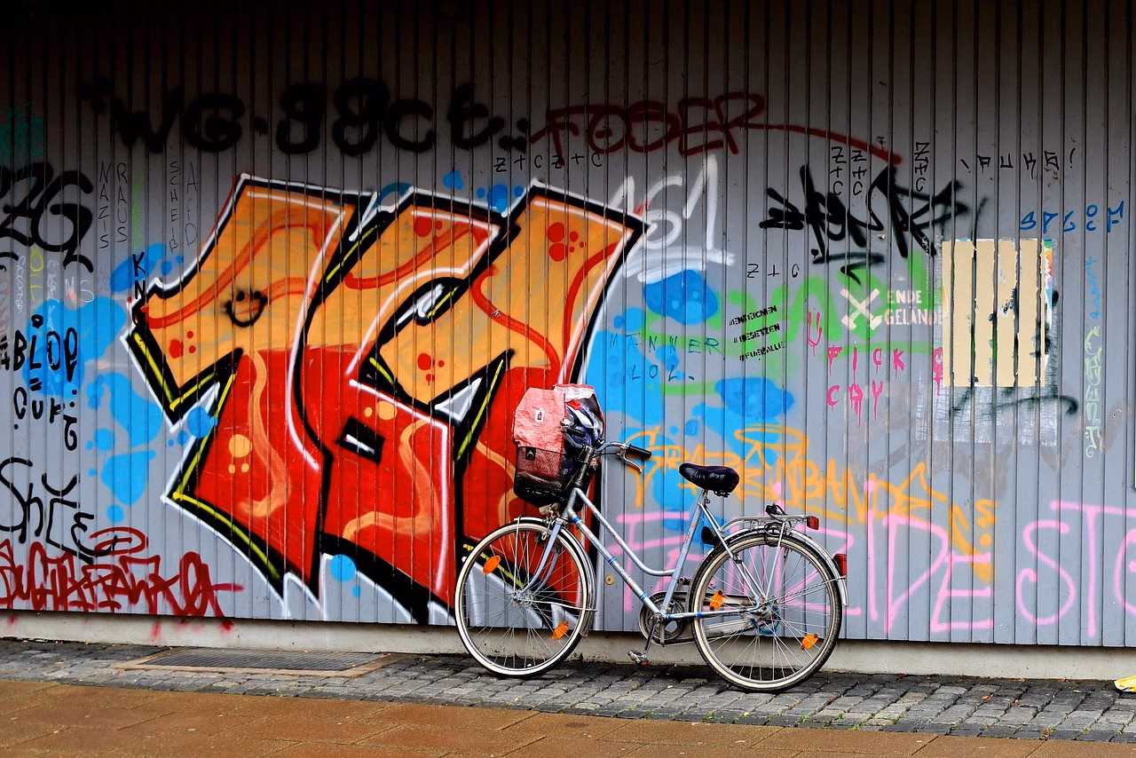 Graffiti-taidetta Kruunuvuorensillalla, kaupunkirakenteen osana.
