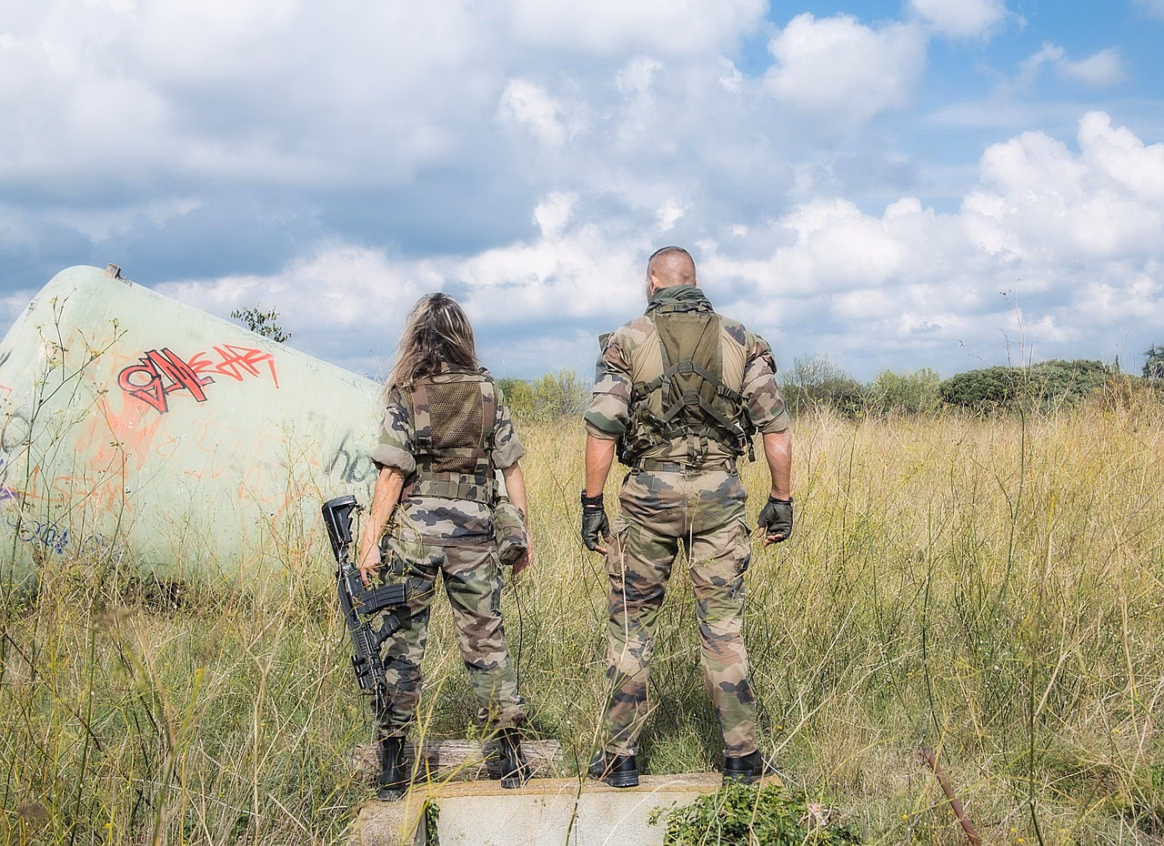 Ukrainan armeijan sotilasrobotteja taistelukentällä, keskittyen droneihin.
