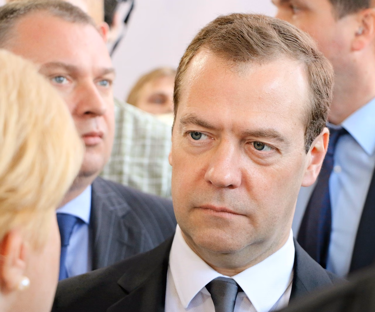 Hallintorakennus ja uutistoimisto, finanssiministeri keskustelemassa.