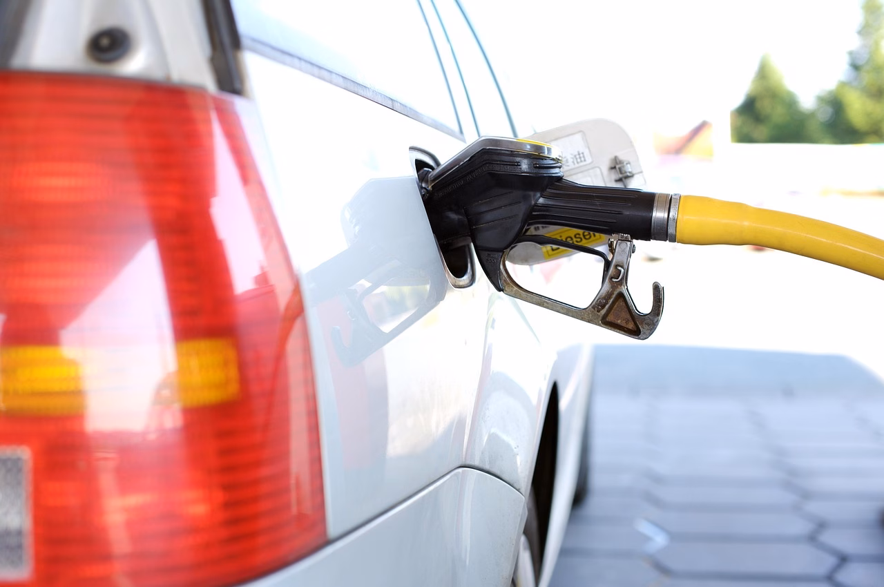 Bensiinipumppu ja autoja jonossa huoltoasemalla Suomessa.