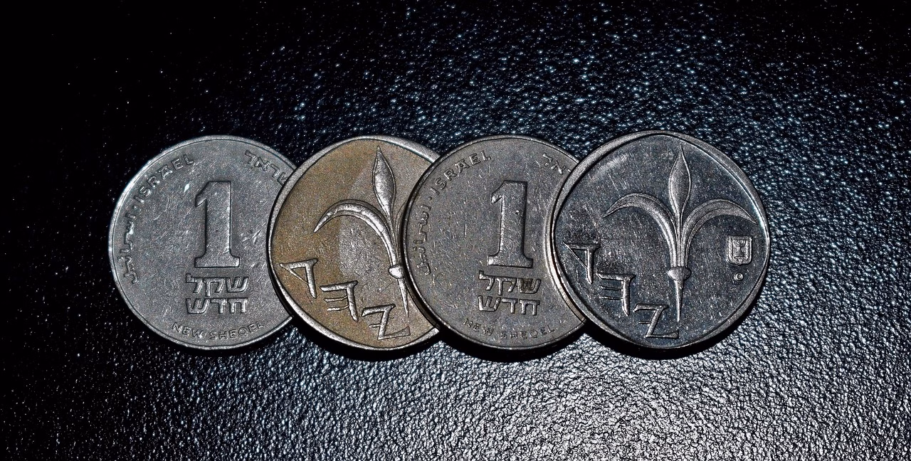 Pankkirakennus ja osakepaperit talousuutisten ympäröimänä.