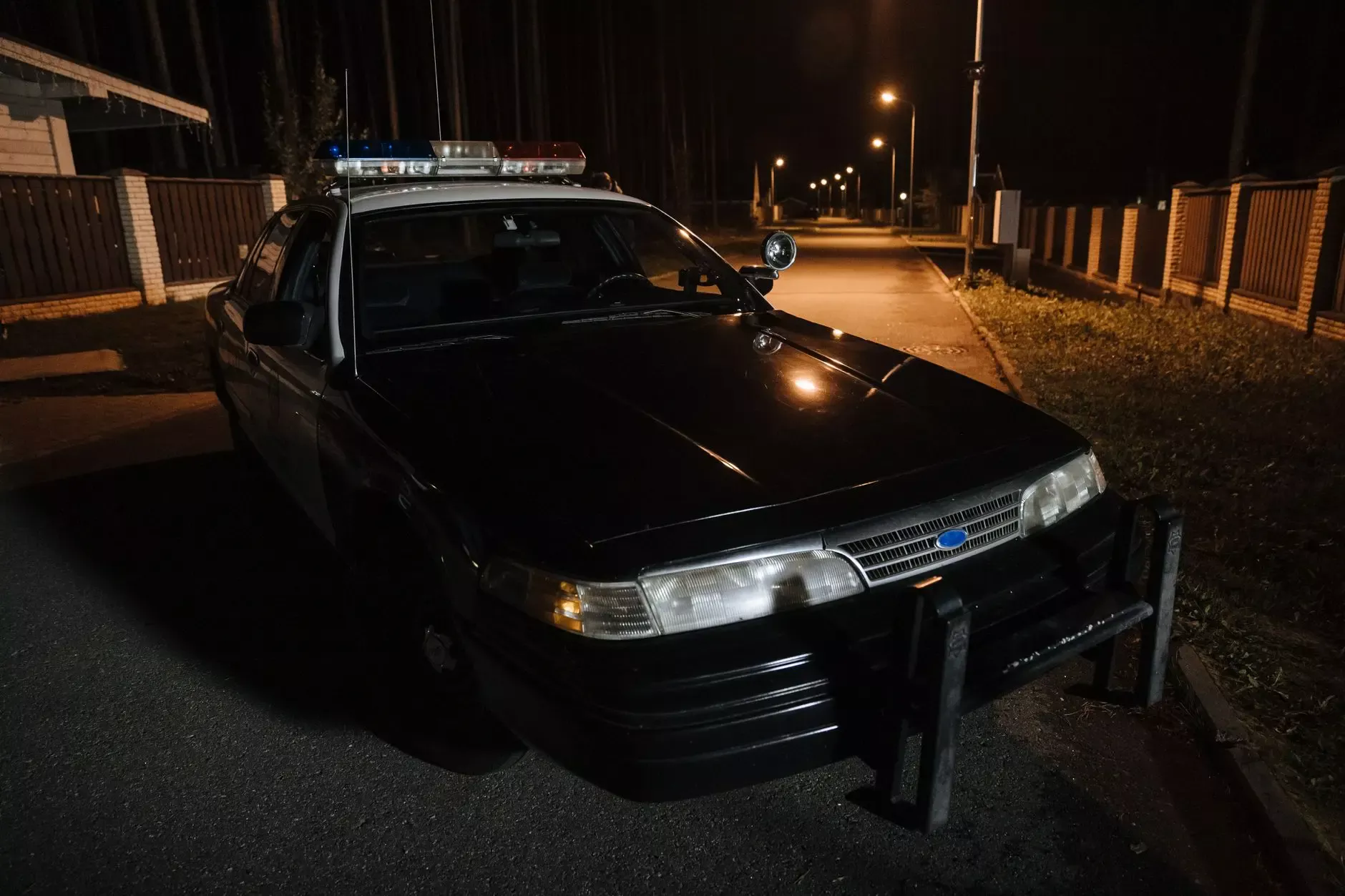 Poliisiauto pysäköitynä kaupungin kadulle Porissa.