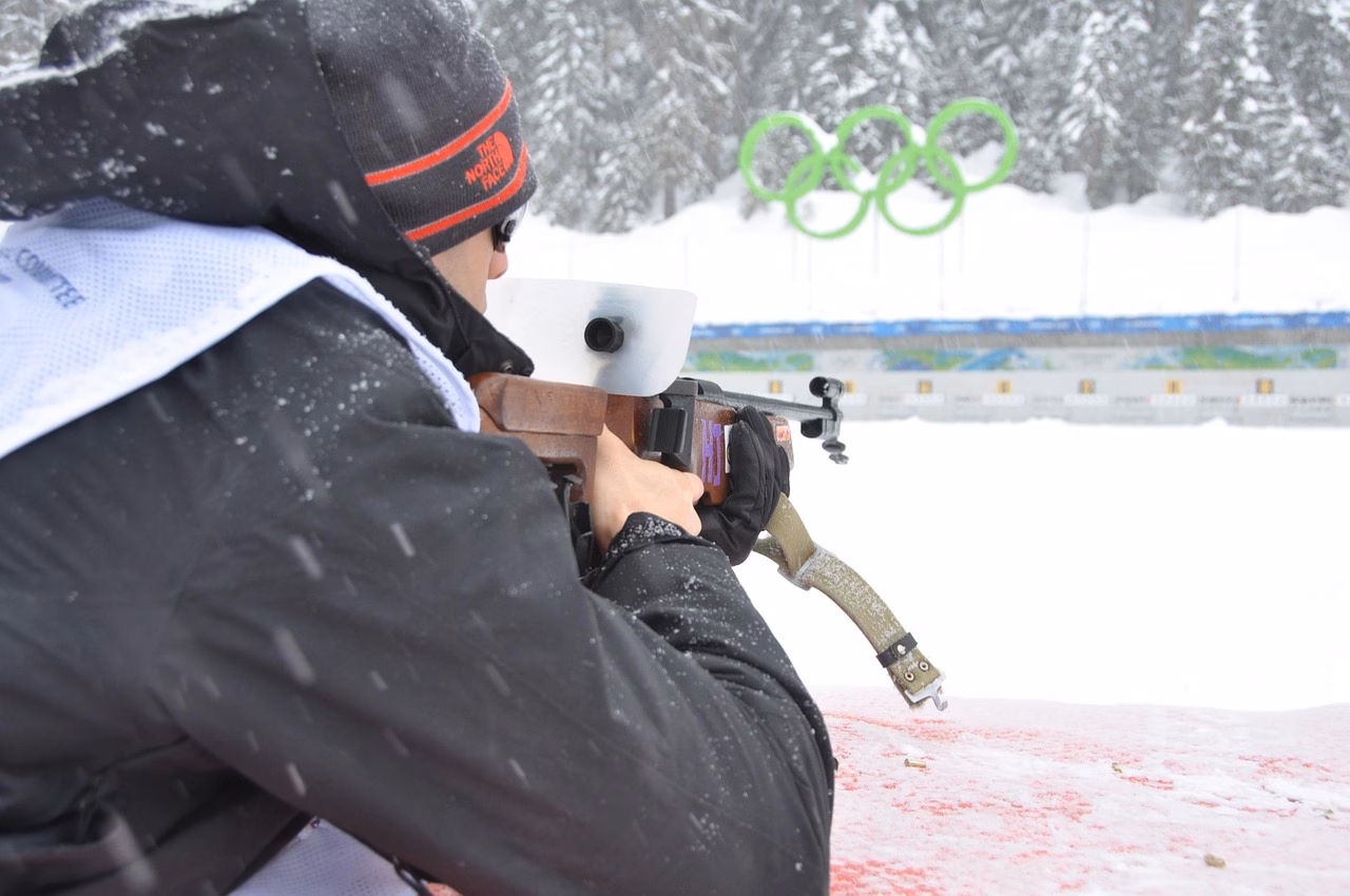 Biathlonurheilija Arttu Heikkinen oikeussalissa, taustalla onnettomuustilanne.