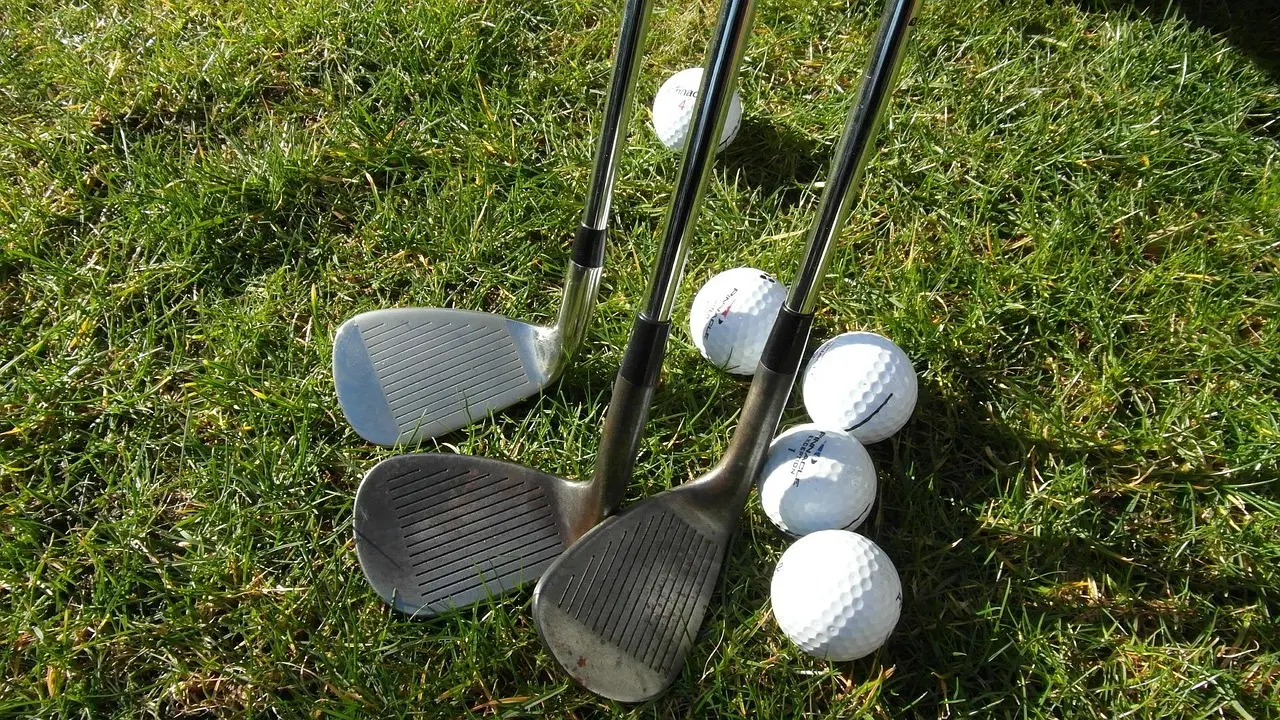 Syksyinen golfharjoitusalue, jossa näkyy puita ja golfmailoja.