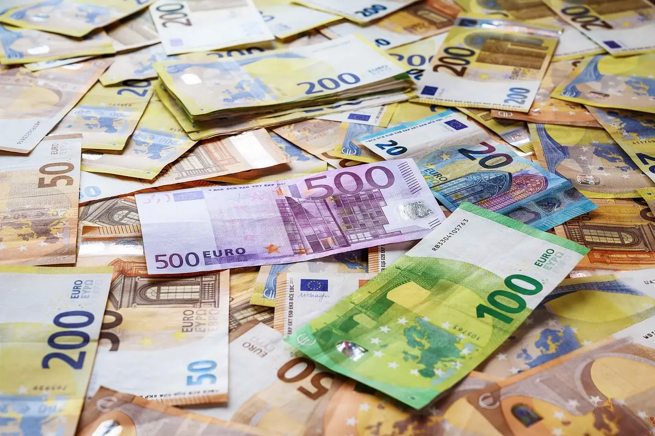 Digitaalinen euro, moderni raha, teknologian vaikutus talouteen.