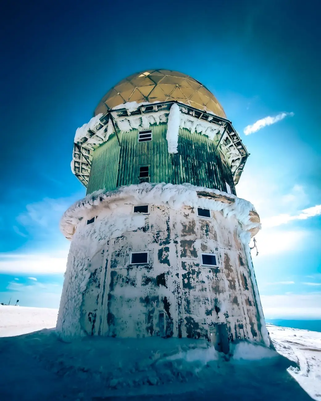 IceCube-observatorio jäässä, tutkijoita työskentelemässä neutriinojen tutkimuksessa.
