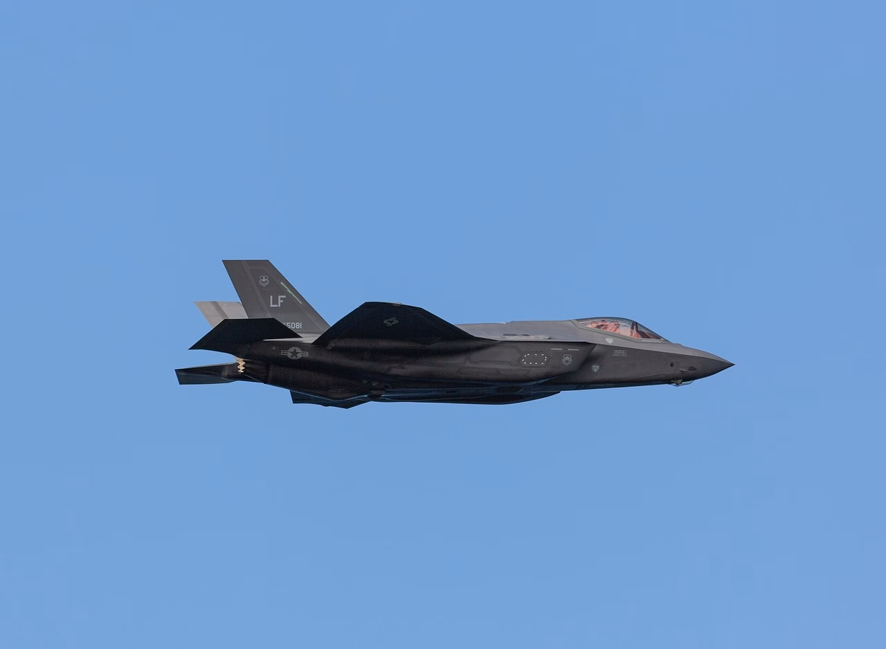 F-35-hävittäjäkoneet koulutuksessa, puolustusjärjestelmien kehitys ja strategiset vaikutukset.