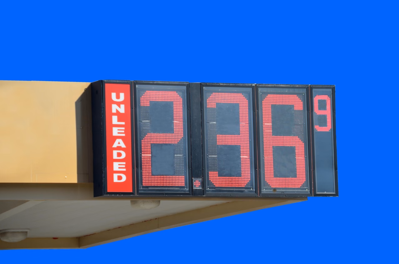 Dieselpolttoaineen hinta näkyy bensiiniasemalla polttoainepumpussa.