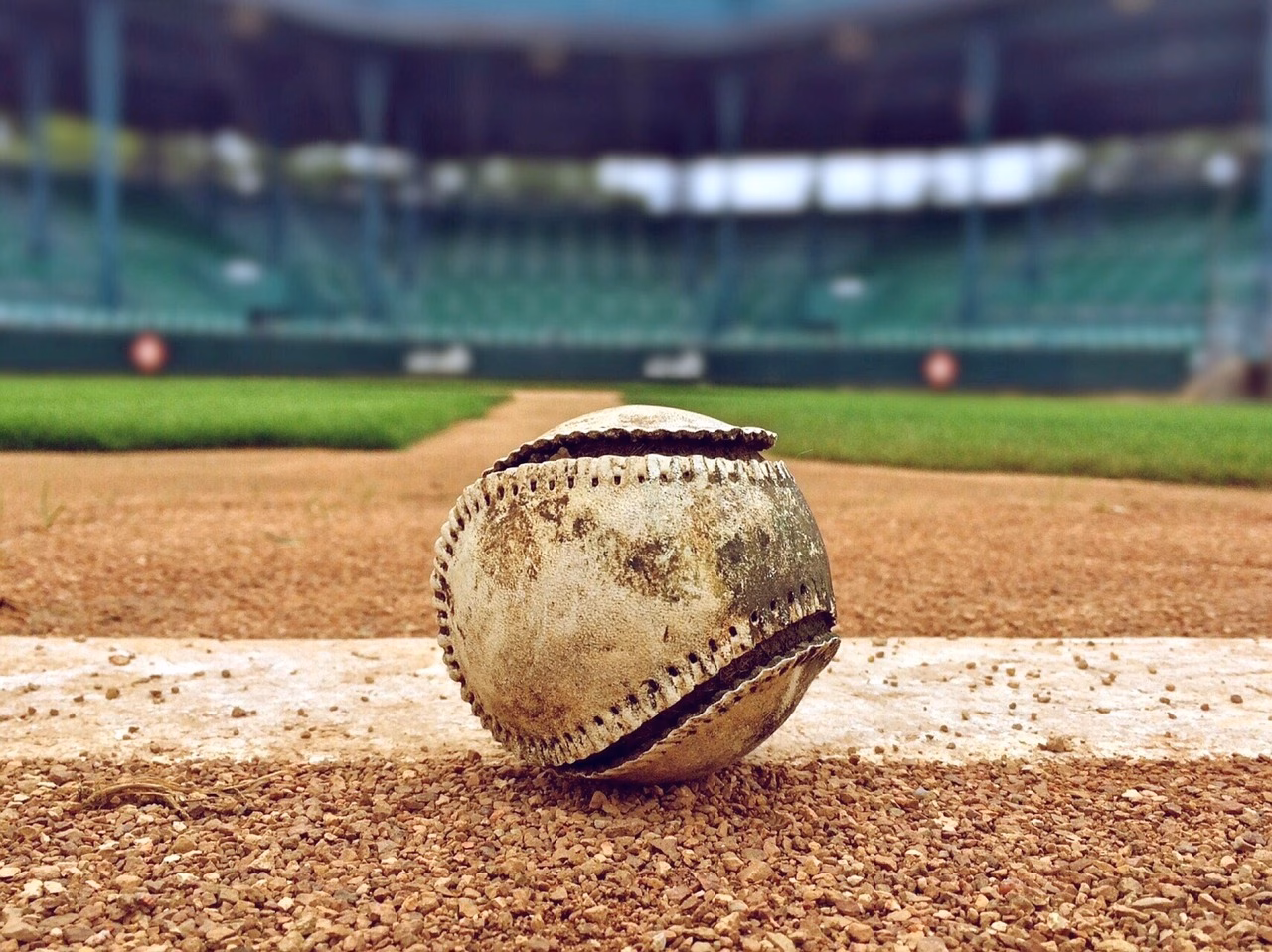 Siilin urheiluseuran taloudelliset asiakirjat baseball-kentällä.