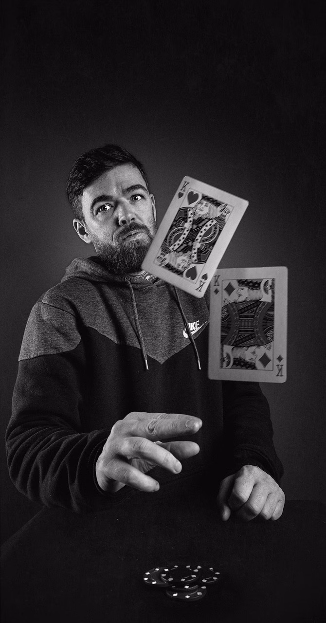 Pokeri setelit ja oikeudelliset asiakirjat oikeussalissa.