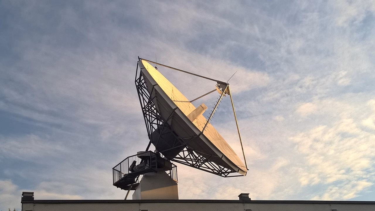 Satelliittiteknologiaa ja puolustusjärjestelmiä, taustalla Nokia-logo.