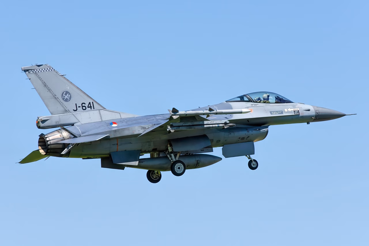 F-35- ja Su-57-hävittäjät lennossa taistelutilanteessa.