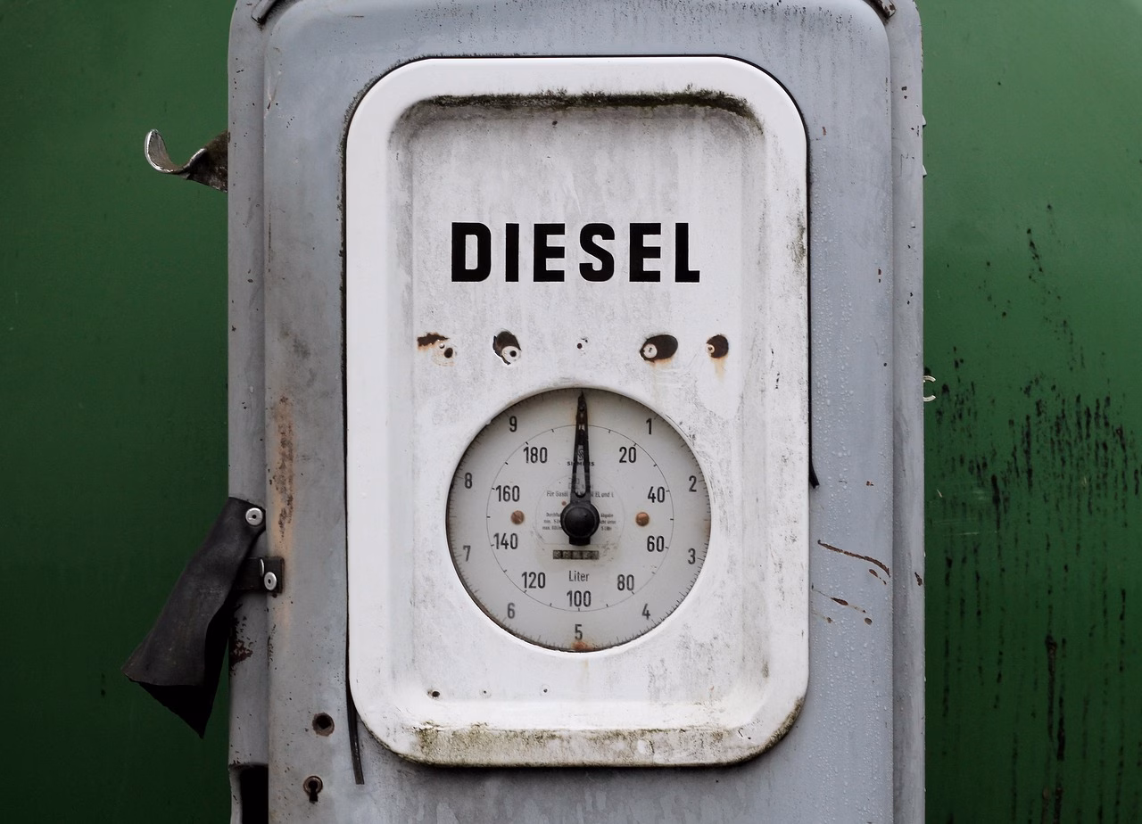 Dieselpolttoaineen pumppu huoltoasemalla, hintalappu näkyvissä.