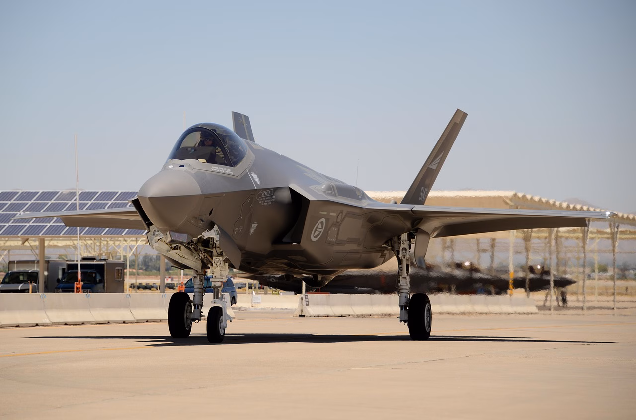 Presidentti vierailee F-35-hävittäjän luona sotilaslentokentällä.