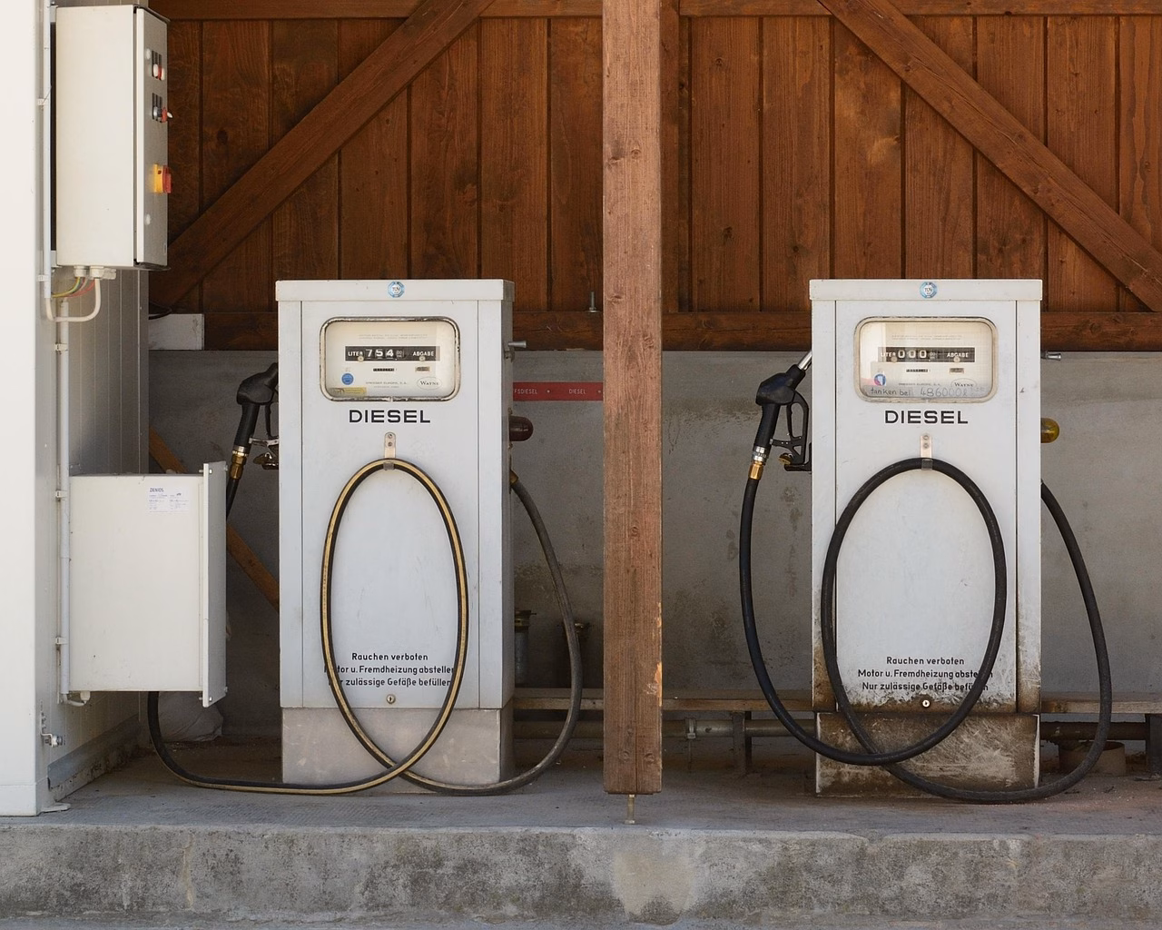 Dieselpolttoaineen pumppu huoltoasemalla, kuvastaa polttonesteiden hintoja.