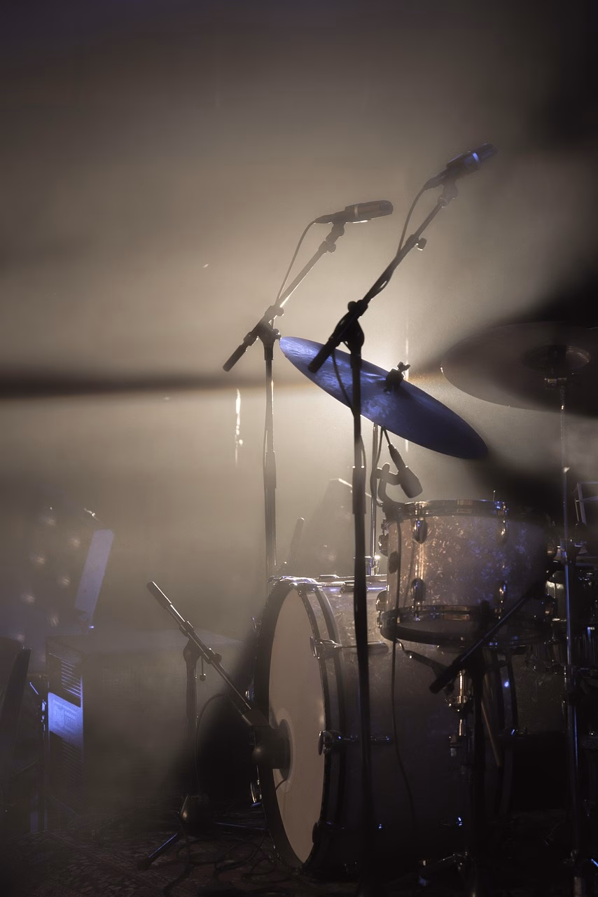 Raskaan metallin bändi esiintyy konserttilavalla instrumenttien kanssa.