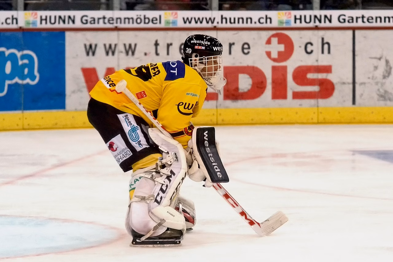 HIFK:n maalivahti loukkaantuneena jääkiekkopelissä, ympärillä joukkuetoverit.