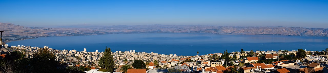 Häkkänen keskustelemassa Israelin tilasta, taustalla mielenkiintoinen ilmapiiri.
