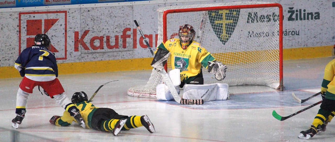 Jääkiekkoareena, pelaajia joukkuetakeissa kamppailemassa jäällä.