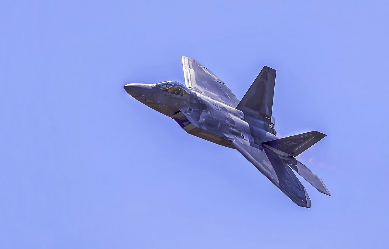 F-16-hävittäjälentokoneen huoltoa Ukrainan lipun kanssa.