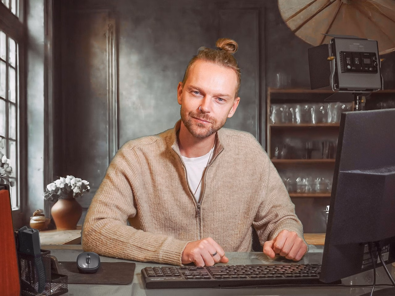 Televisiostudio, jossa musiikkiohjelman tuottaja työskentelee.