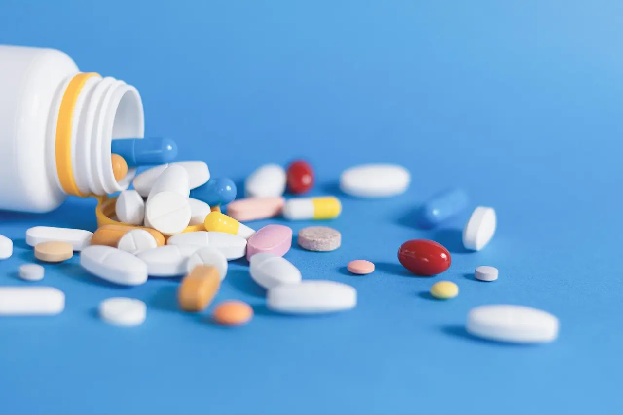 ADHD-lääkepulloja pöydällä, huolenaiheena lasten lääkityksen kasvu.
