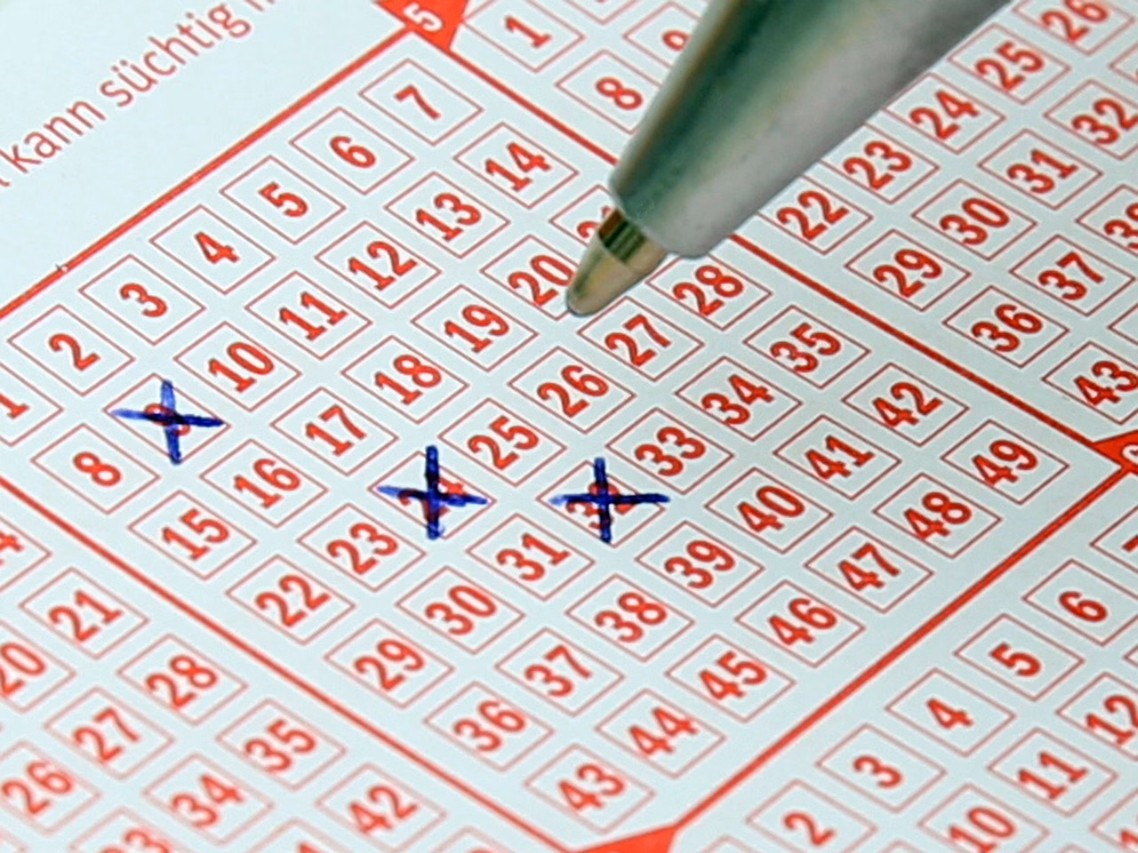 Lotto-lippu, jossa näkyvät numerot ja voittonumerot.