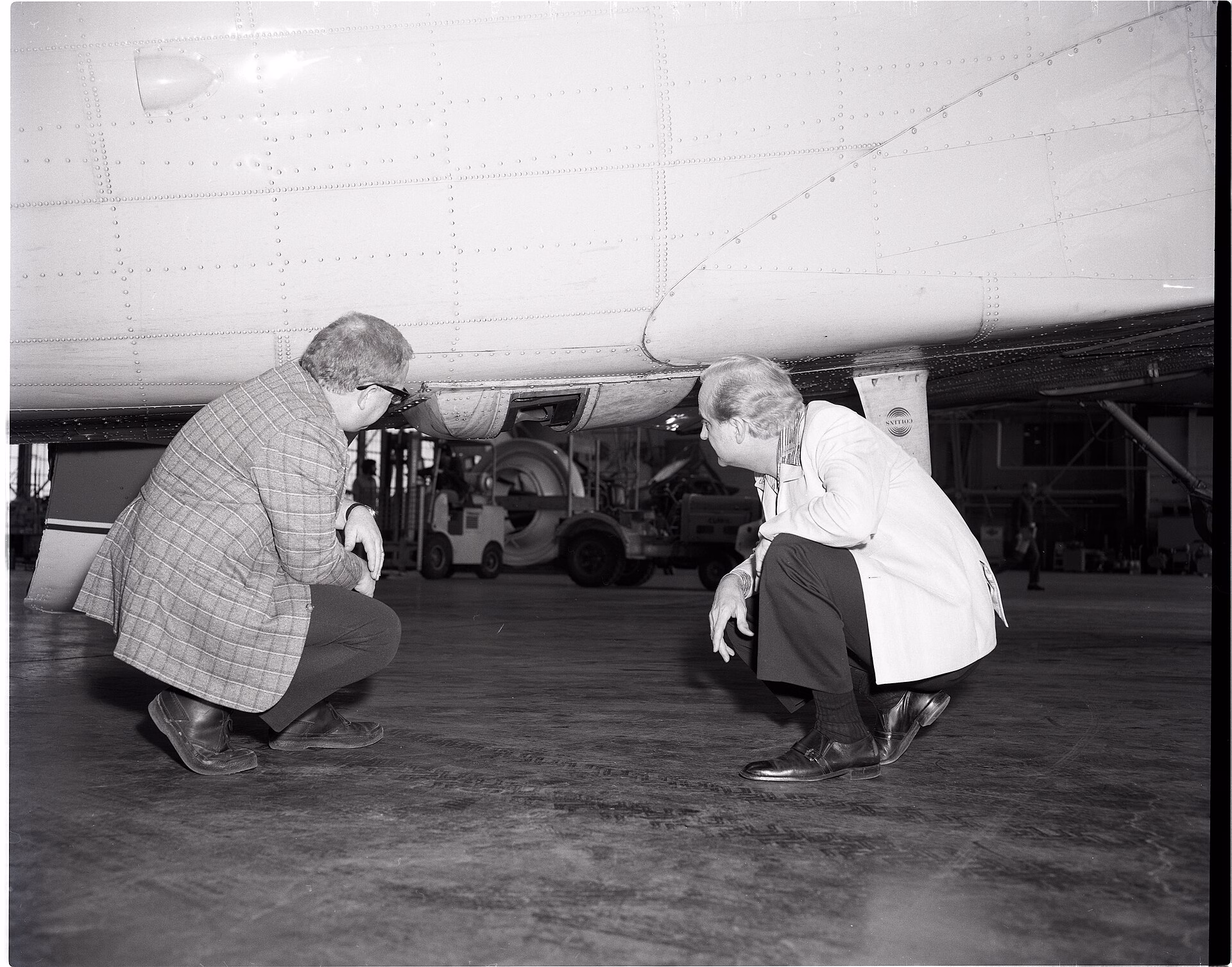 C-47 AIRPLANE INTERIOR AND EXTERIOR - NARA - 17466946