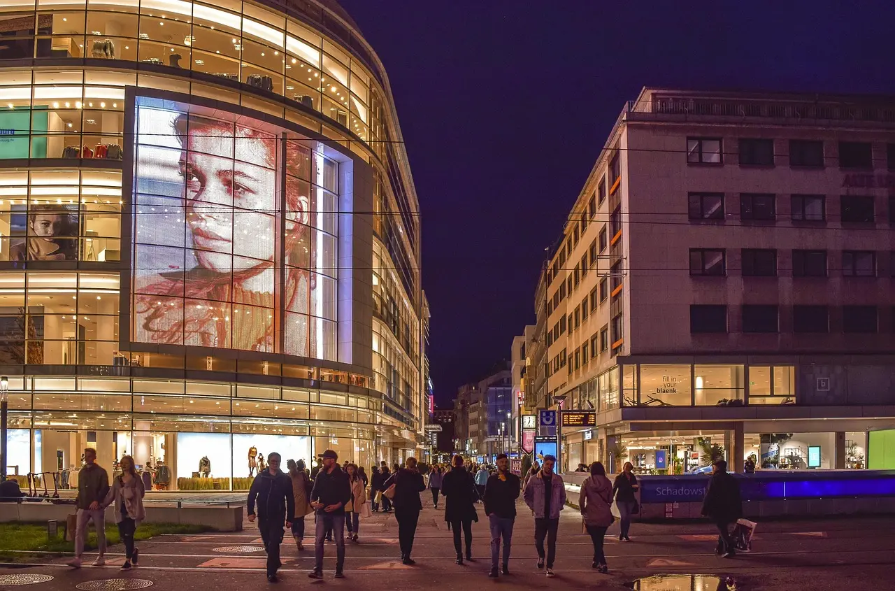 Kaupungin katu, jossa näkyy opiskelijaprotesteja ja mielenosoittajia.