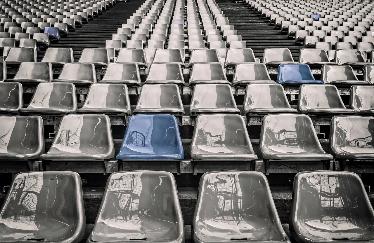 Urheilustadion täynnä innokkaita faneja Ranskan ja Belgian ottelussa.