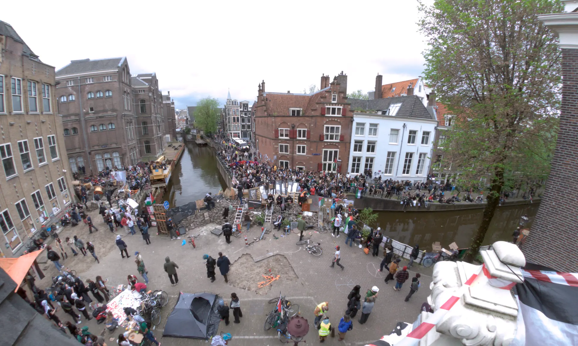 The OMHP barricades around 1530 on the 8th of May 2024, as viewed from the roof of the old Academic Club