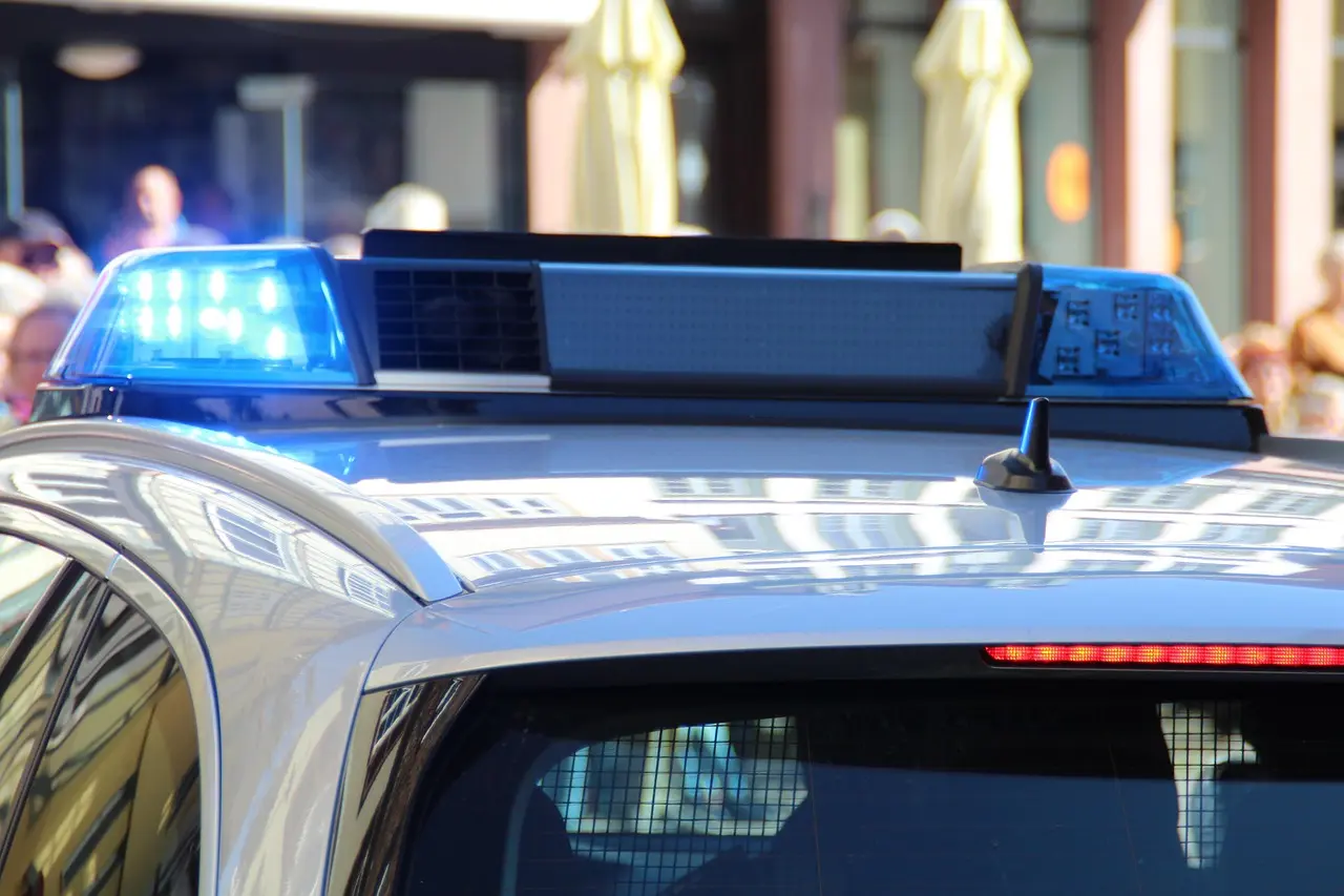 Poliisiauto seisoo paikalla, jossa on tapahtunut rivitalopalo Rauman alueella.