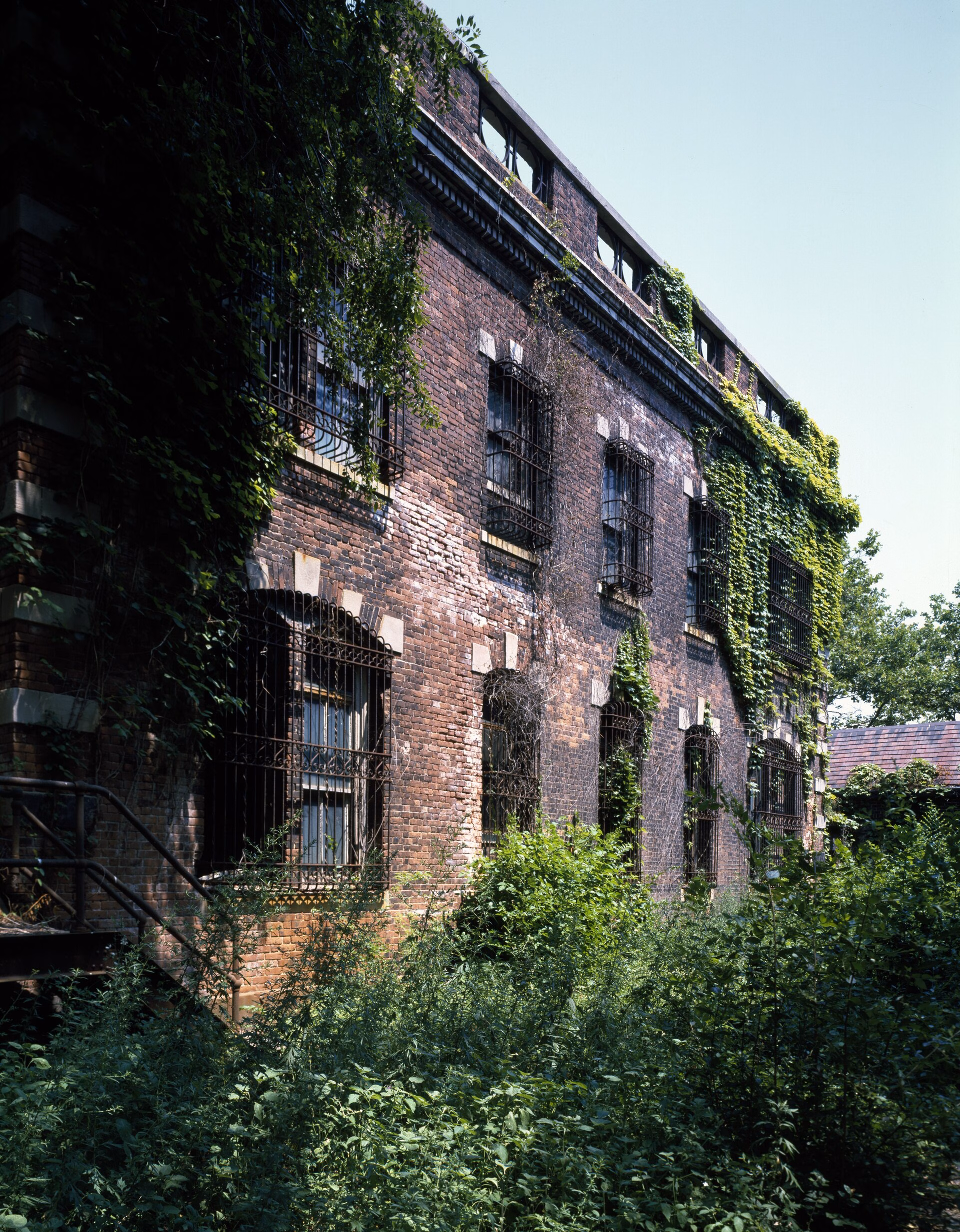 Long-abandoned hospital building, used to quarantine sick arriving immigrants, on Ellis Island immigration station LCCN2011631999