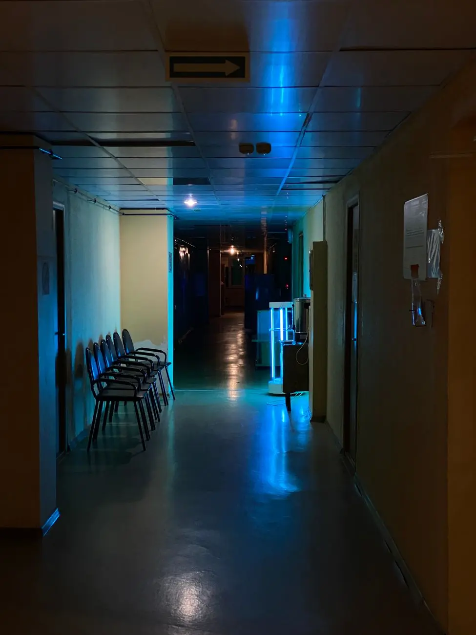 Syksyinen sairaalakäytävä, jossa on rauhallinen tunnelma.