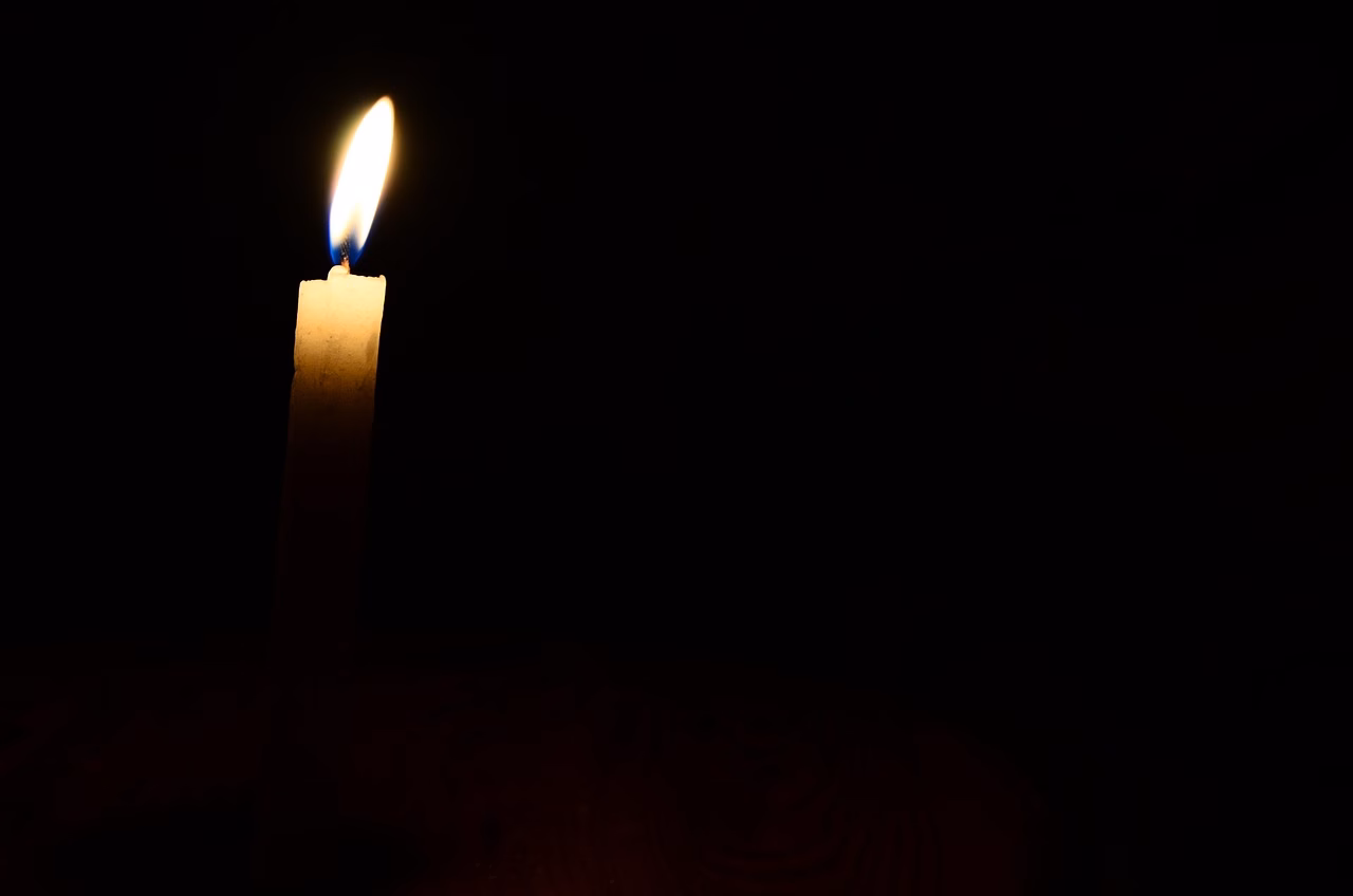 Muistokynttilöitä sytytettynä fanien kunnioitukseksi.