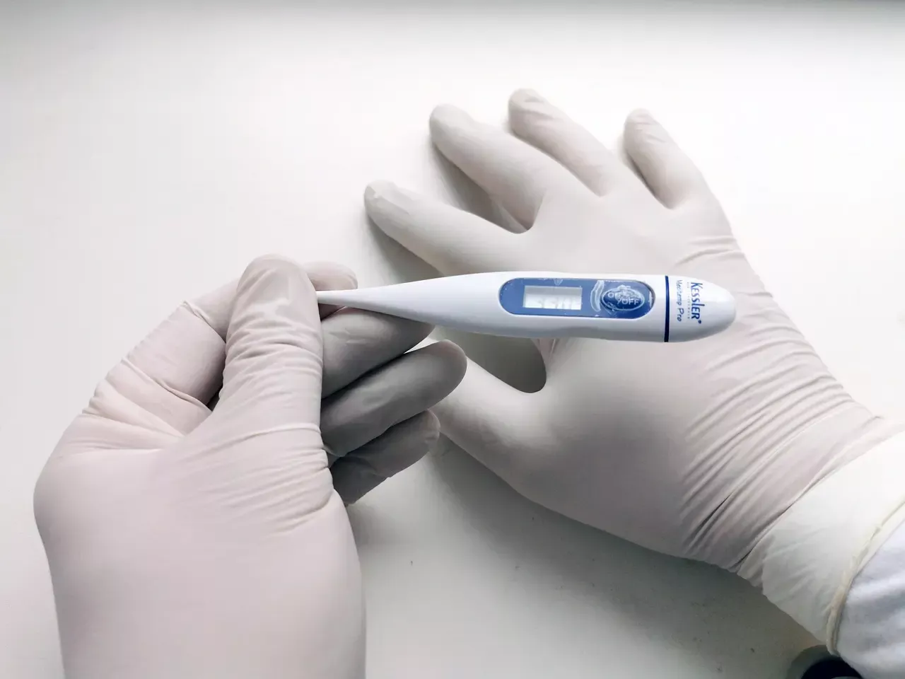 Shamonda-virus, laboratoriossa tutkittavana, ympärillä välineitä ja näytteitä.