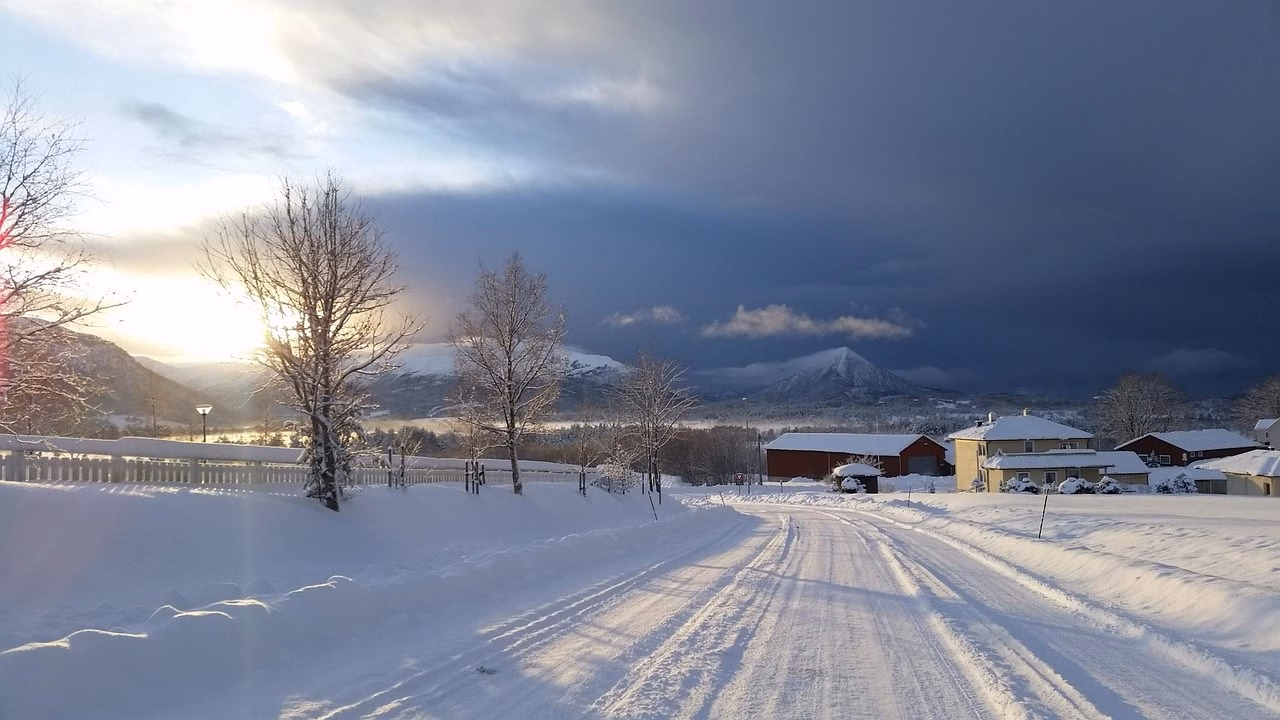 Pommitettu kaupunki talvisessa maisemassa, sotilaallisen hyökkäyksen jäljet näkyvissä.