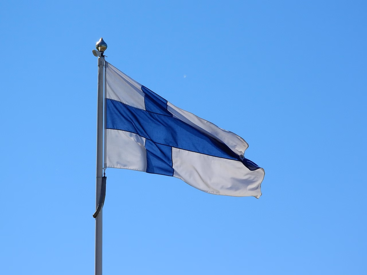 Suomen lippu asiantuntijakokouksessa turvallisuuskonferenssissa.