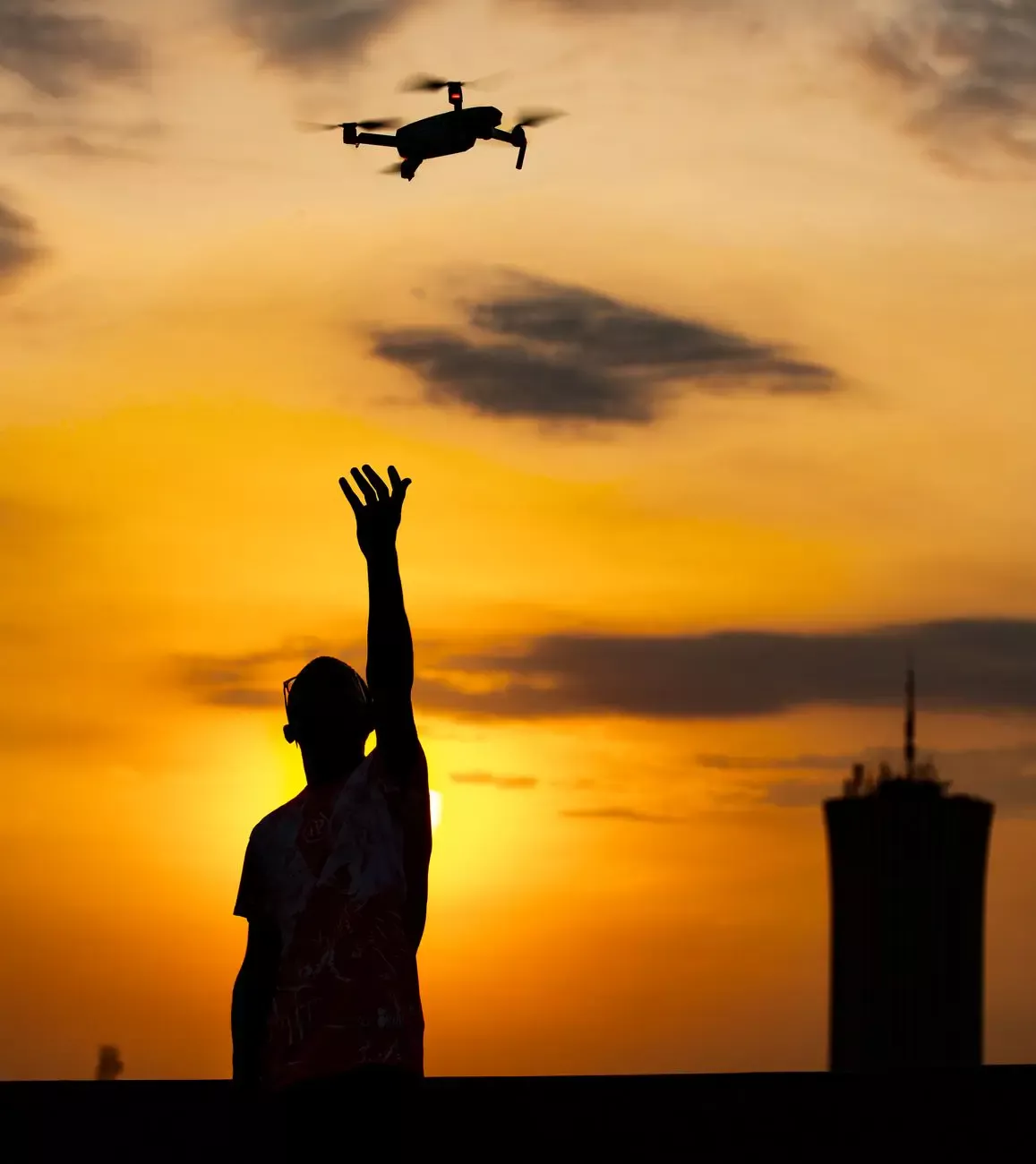 Ukrainan dronehyökkäys, jossa näkyy dronet ilmassa ja taustalla raunioita.